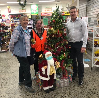 202112 Market - people inside shop with Christmas Tree